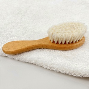 Set <span class=keywords><strong>de</strong></span> Cuidado del Cabello <span class=keywords><strong>para</strong></span> Bebés <span class=keywords><strong>de</strong></span> Madera <span class=keywords><strong>de</strong></span> Haya <span class=keywords><strong>de</strong></span> Alta Calidad con Logotipo Personalizado, Cepillo <span class=keywords><strong>de</strong></span> Masaje con Cerdas <span class=keywords><strong>de</strong></span> Pelo <span class=keywords><strong>de</strong></span> Cabra Natural Suave, <span class=keywords><strong>Kit</strong></span> <span class=keywords><strong>de</strong></span> Peine <span class=keywords><strong>para</strong></span> Recién Nacidos - Product Image 2
