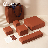 Boîte à bijoux en cuir PU marron haut de gamme YADAO, design cousu, logo personnalisé pour l'emballage de bagues, colliers, bracelets et boucles d'oreilles
