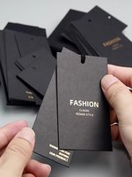 Étiquettes imprimées en aluminium de luxe personnalisées Étiquettes volantes en papier noir recyclé avec corde noire pour vêtements