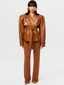 Manteau court en <span class=keywords><strong>cuir</strong></span> PU haut de gamme pour <span class=keywords><strong>femme</strong></span>, à taille ajustable, avec grand col à revers, design élégant et ceinture intégrée, idéal pour le printemps - Product Image 2