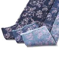 Tissu denim jacquard à fleurs rose 80% coton pour jeans 11,8 oz Tissu denim de haute qualité en gros
