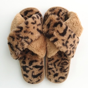 Nuove Pantofole da <span class=keywords><strong>Donna</strong></span> in Cotone Antiscivolo Calde con Stampa Leopardata e Design Incrociato in Peluche - Product Image 4