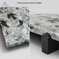 Table basse en marbre vert émeraude Luca |   Table basse carrée en pierre naturelle avec plateau en breccia nuageux et base en bois foncé pour salon