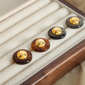 Boucles d'oreilles en résine multicolores pour femmes |   Acier inoxydable plaqué or 18K PVD |   Imperméable, hypoallergénique et résistant à la décoloration - Product Image 3