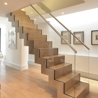 Escalier moderne en zigzag à double poutre en acier et bois avec garde-corps en verre pour villa