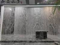 Granit naturel noir gris avec des veines blanches beiges, aspect brossé, grandes dalles et demi-dalles modernes pour villa et parc