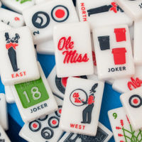 Amerikanische Mahjong-Steine Ole Miss University of Mississippi 160 Einlagige Acryl-Gravierte Reise-Westwind Weiße Mahjong-Set