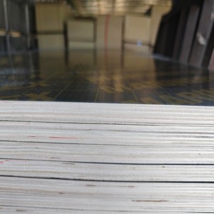 Nhà máy cung cấp trực tiếp chống mài mòn chống xước phim 18mm phim Đen phải đối mặt ván ép cho bê tông ván khuôn vật liệu xây dựng - Product Image 6