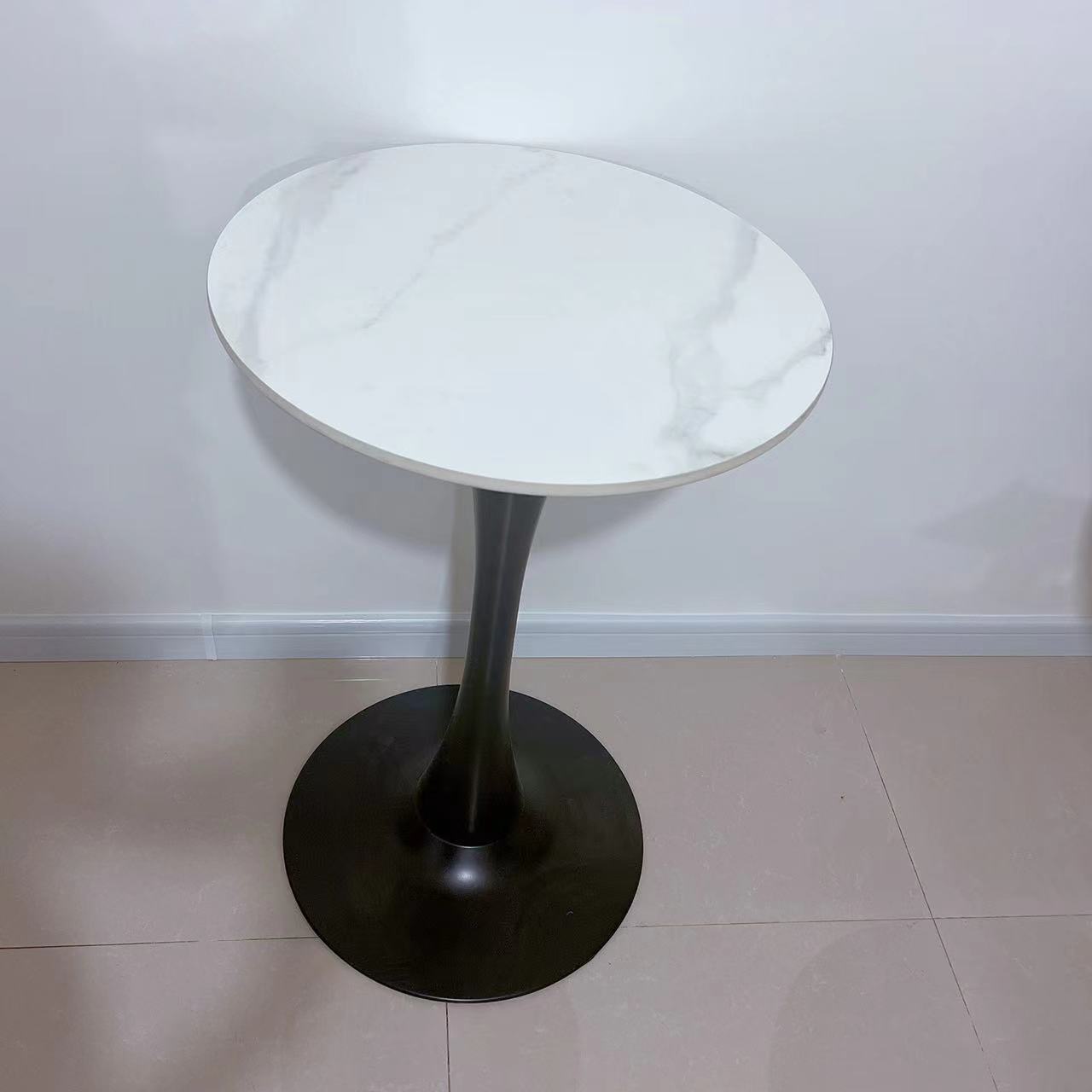 Piatto di roccia montagna di neve bianco chiaro fondo nero seduto