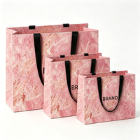 Sac cadeau en papier texturé marbré rose imprimé CMYK sur mesure pour perruques, cheveux, cosmétiques, emballages de beauté avec poignées en ruban