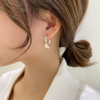 2025 boucles d'oreilles en gros en cristal pour femmes 2021 boucles d'oreilles torsadées plaquées or
