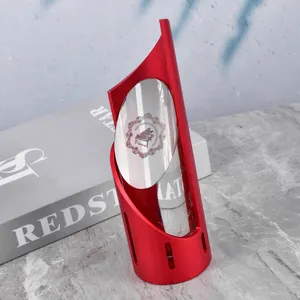 Good Sale Desain Unik Harga Pabrik Piala Kaca Bening Logam Merah Dikelilingi Pilar Kristal Jelas Piala