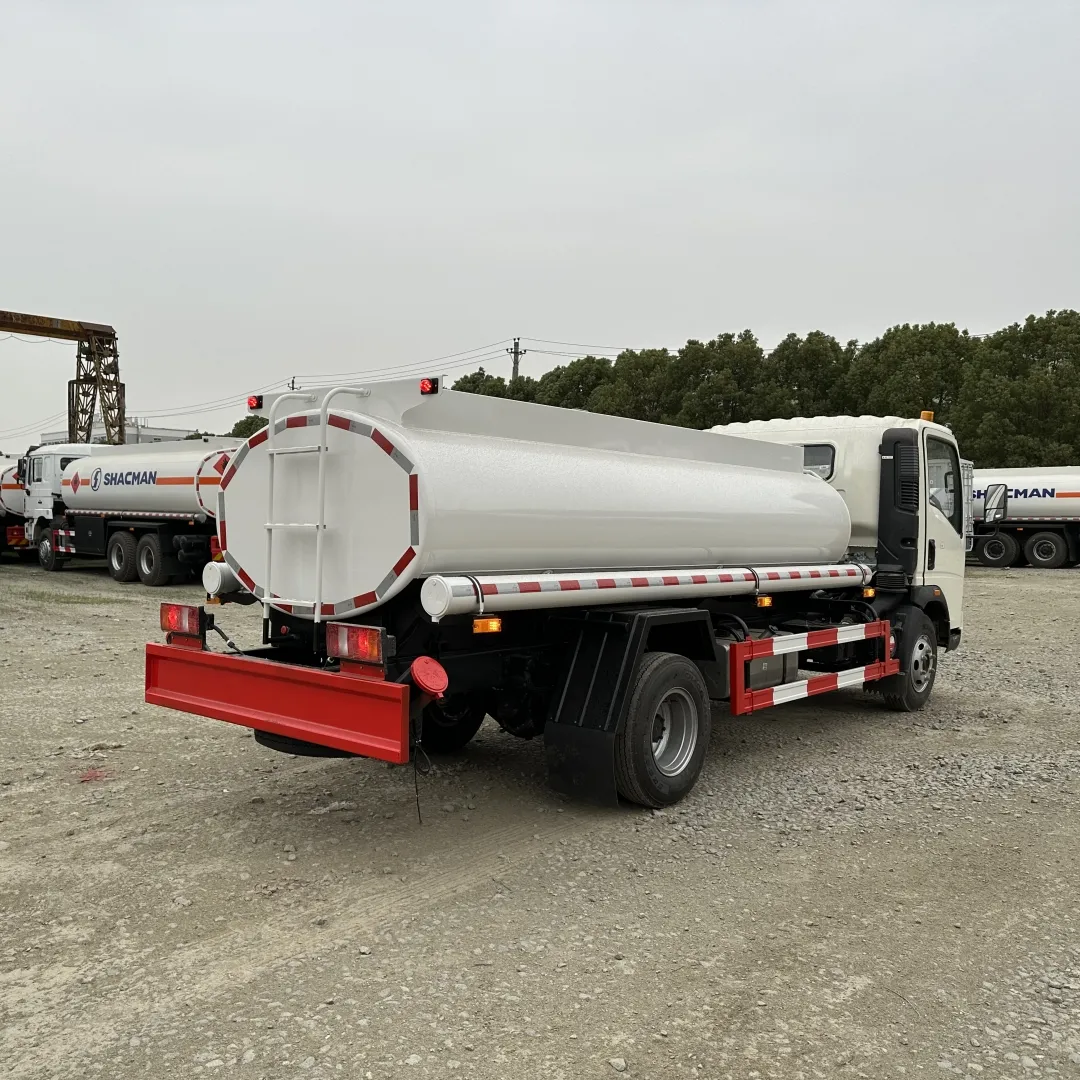Sinotruck Howo 4X2 yüksek kalite 10000L yakıt dağıtıcı tanker kamyon 10cbm yağ tankı kamyonu