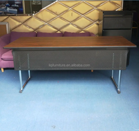 Table de conférence rectangulaire moderne en métal avec pieds pliants, panneau de modestie mobile, mobilier de bureau durable, bureau à domicile, école