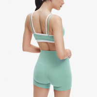 Ensemble 2 pièces tendance : Haut de sport froncé superposé pour femme et short taille haute sculptant, idéal pour le fitness et le Pilates, avec rembourrage frontal
