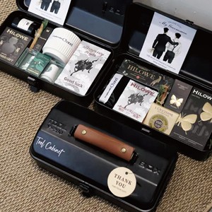 Cadeau <span class=keywords><strong>pour</strong></span> les garçons d'honneur : Boîte cadeau métallique pratique avec poignée en cuir <span class=keywords><strong>pour</strong></span> mariages et anniversaires ; Style sophistiqué et de niche <span class=keywords><strong>pour</strong></span> les affaires - Product Image 5