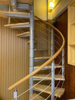 Escalier en bois massif sur mesure pour intérieur, escalier en colimaçon central pour duplex et lofts ; Nouveau modèle en bois massif