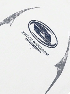 Camiseta blanca con gráfico estético vintage y distintivo retro, unisex, personalizable. F10 - Product Image 3