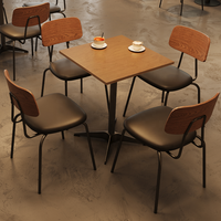 Tables et chaises de restaurant de style antique ; ce mobilier de salle à manger convient aux bars et aux cafés
