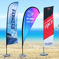 Drapeau publicitaire personnalisé en polyester avec logo et texte, idéal pour les activités promotionnelles en extérieur