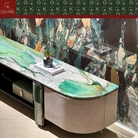 Console TV en marbre veiné artistique de style Art Déco GOLDKING, luxe pour salon, portes matelassées beiges, piliers verts, fabrication sur mesure CNC OEM