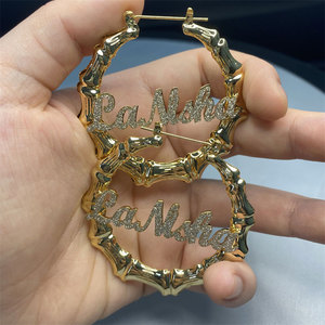 Pendientes de aro personalizados en color oro para mujer, chapados en oro PVD de 14k y 18k, de acero inoxidable 316L, con nombre personalizado, diseño de bambú. - Product Image 2