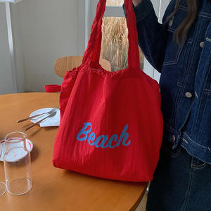 Sac fourre-tout en nylon avec cordon de serrage, blanc cassé, motif lettres rouges, grande capacité, sac à bandoulière pour femme, été 2024 - Product Image 3