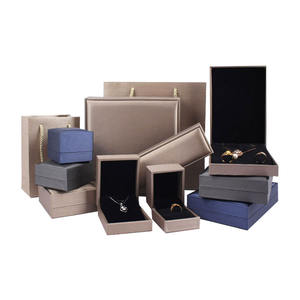 Großhandel Benutzerdefinierte Logo Weiße PU-Leder Kunststoff Verpackungsbox Wildleder Ring Halskette Armband Schmuckbox - Product Image 1