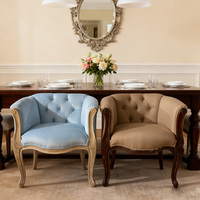 Fauteuil capitonné de style campagnard français avec pieds cabriole sculptés, fauteuil d'appoint en tissu crème Poltrona pour salon