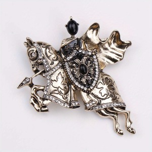 Broche classique en cristal Chevalier des Contes de Fées pour femmes et accessoires de badge équestre pour hommes - Product Image 4