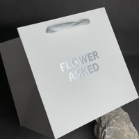 Sac en papier écologique noir mat avec logo argenté et relief floral pour boutique de cosmétiques, cadeau, parfum, vente au détail, sacs en papier personnalisés
