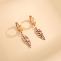 Boucles d'oreilles pendantes polyvalentes en acier inoxydable plaqué or rose, style minimaliste simple, avec pendentif plume, bijoux de niche