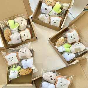 Juego de llaveros de felpa de comida bonita y creativa Premios para estudiantes de escuela primaria de cinco piezas Ventas transfronterizas calientes - Product Image 2