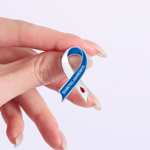 Pin Enamel Pita Kesadaran Diabetes Garis Biru Putih dengan Desain Pita Darah Merah Bros Lencana Kerah Perhiasan Hadiah untuk Teman - Product Image 4