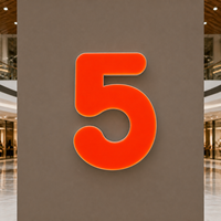 Enseigne Numérique 3D Lumineuse Personnalisée avec Face en Acrylique Orange et Base Métallique Blanche Mate pour Zone Commerciale et Affichage en Magasin