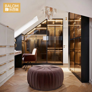 Armadio su Misura BALOM per Soffitti Inclinati con Porte in Vetro Scanalato, Illuminazione LED, Cabina Armadio Moderna e Lussuosa per Soffitta - Product Image 1
