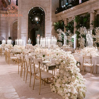 Décorations de lieu de réception de mariage haut de gamme, décor de fond, table et chaises de mariage avec vaisselle, fleurs de table, lustre
