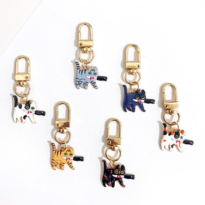Bán buôn dao cầm sát thủ mèo tag Keychain hợp thời trang và mát mẻ cá tính phim hoạt hình hợp kim dầu nhỏ giọt Mặt dây chuyền nhỏ - Product Image 2