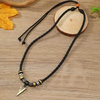 Chaîne de chandail Triangle vintage perles en bois multicouches collier de corde en cuir tissé à la main pour hommes