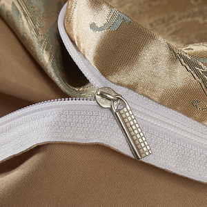 Ensemble <span class=keywords><strong>de</strong></span> housse <span class=keywords><strong>de</strong></span> <span class=keywords><strong>couette</strong></span> brodée en satin Queen Size Satin Luxury European Jacquard Housse <span class=keywords><strong>de</strong></span> <span class=keywords><strong>couette</strong></span> et 2 taies d'oreiller Ensemble <span class=keywords><strong>de</strong></span> housse <span class=keywords><strong>de</strong></span> <span class=keywords><strong>couette</strong></span> - Product Image 3
