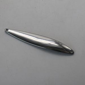 เหยื่อปลอมคุณภาพสูง OEM และมีสินค้าในสต็อก เหยื่อโลหะแบบช้อนรูปหัวใจสีแดง พร้อมขนนกและตะขอสามทาง - Product Image 5