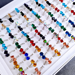 2024 de moda en stock <span class=keywords><strong>precio</strong></span> barato lindo color caramelo venta al por mayor mezcla de venta geometría Cristal Diamantes de imitación niñas anillos de aleación - Product Image 1