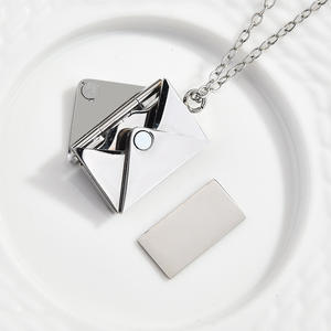 Collar de <span class=keywords><strong>Pareja</strong></span> con Colgante de Sobre de Acero Inoxidable, Cadena de Clavícula Moderna con Grabado Láser Personalizado, Regalo de Cumpleaños - Product Image 4