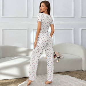 Set <span class=keywords><strong>da</strong></span> Casa di Alta Qualità per Donna con <span class=keywords><strong>Camicia</strong></span> <span class=keywords><strong>da</strong></span> <span class=keywords><strong>Notte</strong></span> a Maniche Corte <span class=keywords><strong>Invernale</strong></span> e Pantaloni Lunghi con Orlo Arrotolato, Stampa Floreale Piccola e Motivo a Piselli, in Poliestere - Product Image 4