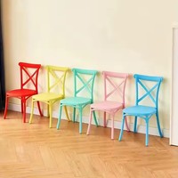 Kursi Plastik PP Tumpuk Model X Cross Back untuk Anak dan Dewasa, Kursi Resin untuk Pesta Luar Ruangan, Acara, Pernikahan, Model Chiavari