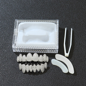 กำไลข้อมือฮิปฮอปแบบไม่สมมาตรแปดฟัน ชุบทอง ประดับเพชรซิร์คอนไมโครเพฟ ทองเหลืองชุบทอง 18K สำหรับผู้ชายและผู้หญิง - Product Image 4