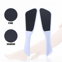 Râpe à pieds en plastique à prix compétitif d'usine, personnalisée, double face en papier de verre, à long manche pour l'élimination des peaux dures