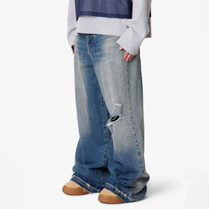 Orta Mavi Renkli Eskitme Yıkama Kot Pantolon Yırtık Detaylı Geniş Paça Y2K Jean Erkek Bol Paça Özel Logolu Kot Pantolon - Product Image 2