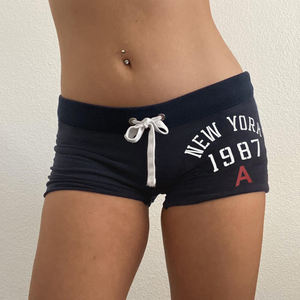 กางเกงขาสั้นผู้หญิงพิมพ์ลายตัวอักษร ทรงสลิมฟิต ยืดได้ เอวต่ำ ดีไซน์ลำลอง สไตล์สปอร์ต สตรีทสไตล์ยุโรปอเมริกัน - Product Image 3