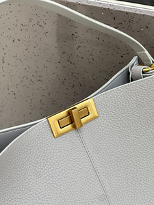 Sac à main en cuir grainé noir de luxe discret, sac fourre-tout à poignée supérieure pour femme, sac à bandoulière de créateur en cuir véritable de luxe - Product Image 6